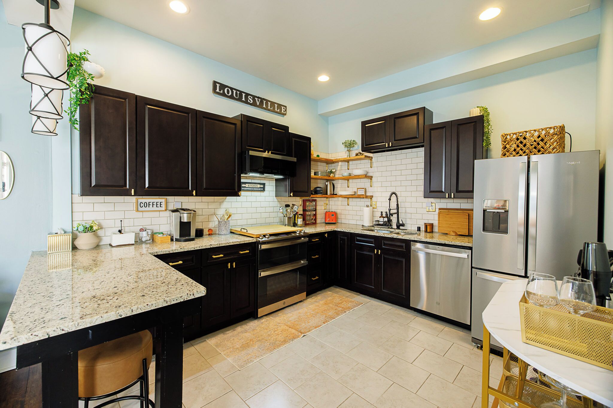 Køleskab, mikrobølgeovn, ovn, kogeplade