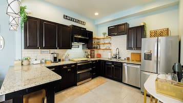 Køleskab, mikrobølgeovn, ovn, kogeplade