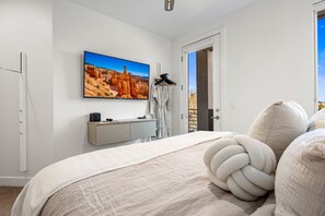 4 soverom, skrivebord, wi-fi (inkludert) og sengetøy