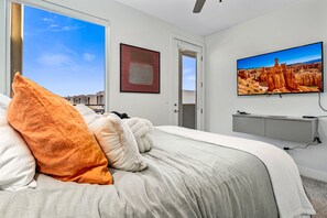 4 bedrooms, desk, free WiFi, bed sheets