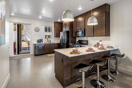 Lofts 20|Pickleball Courts, Resort Pool with Waterslide & Jacuzzi, Smart TV's