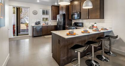 Lofts 20|Pickleball Courts, Resort Pool with Waterslide & Jacuzzi, Smart TV's