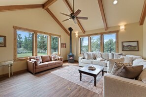 TV, fireplace, table tennis - High Lowe - Gorgeous Family Retreat, Hot Tub, A/C, Views, Ponds, Wiildlife (Bend)