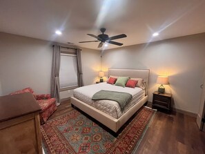 2 slaapkamers, een bureau, een strijkplank/strijkijzer, gratis wifi