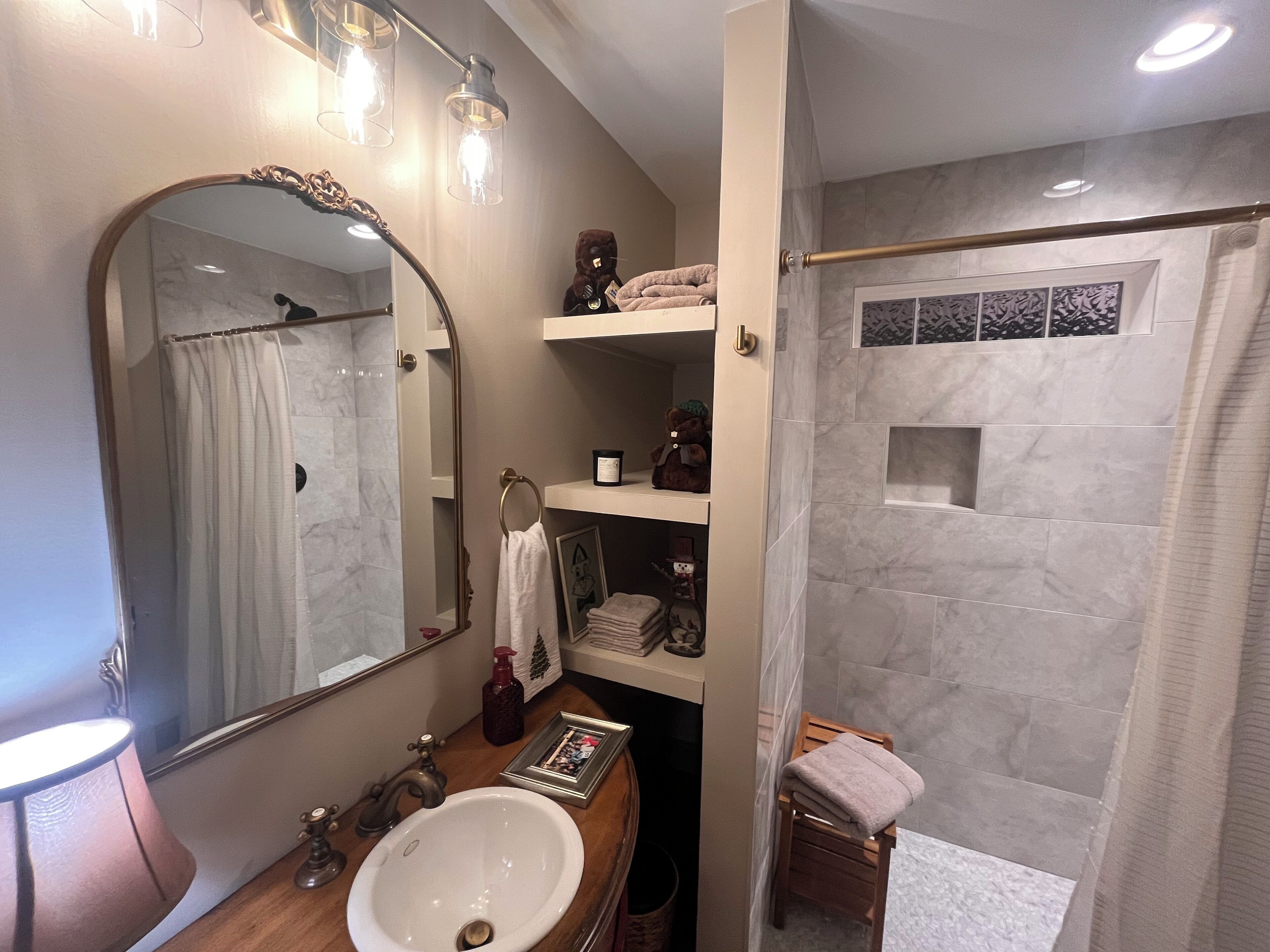 Douche, sèche-cheveux, serviettes fournies, savon