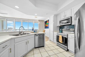 Réfrigérateur, four à micro-ondes, un four, surface de cuisson