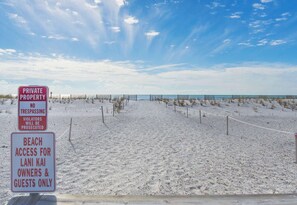 Una playa con letreros que indican que es propiedad privada y el acceso a la playa está restringido a propietarios y huéspedes de Lani Kai únicamente.