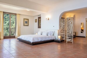 5 habitaciones, escritorio y tabla de planchar con plancha 