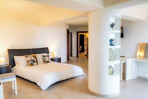 5 slaapkamers, een bureau, een strijkplank/strijkijzer, reisbedje