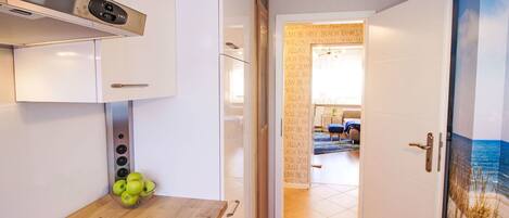 Ofen, Geschirrspüler, Toaster, Esstisch