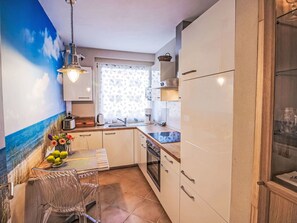 Ugn, diskmaskin, brödrost och matbord