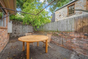 Deluxe House | Terrace/patio - Stylish 3 Bedroom Townhouse - Hobart CBD (Hobart)