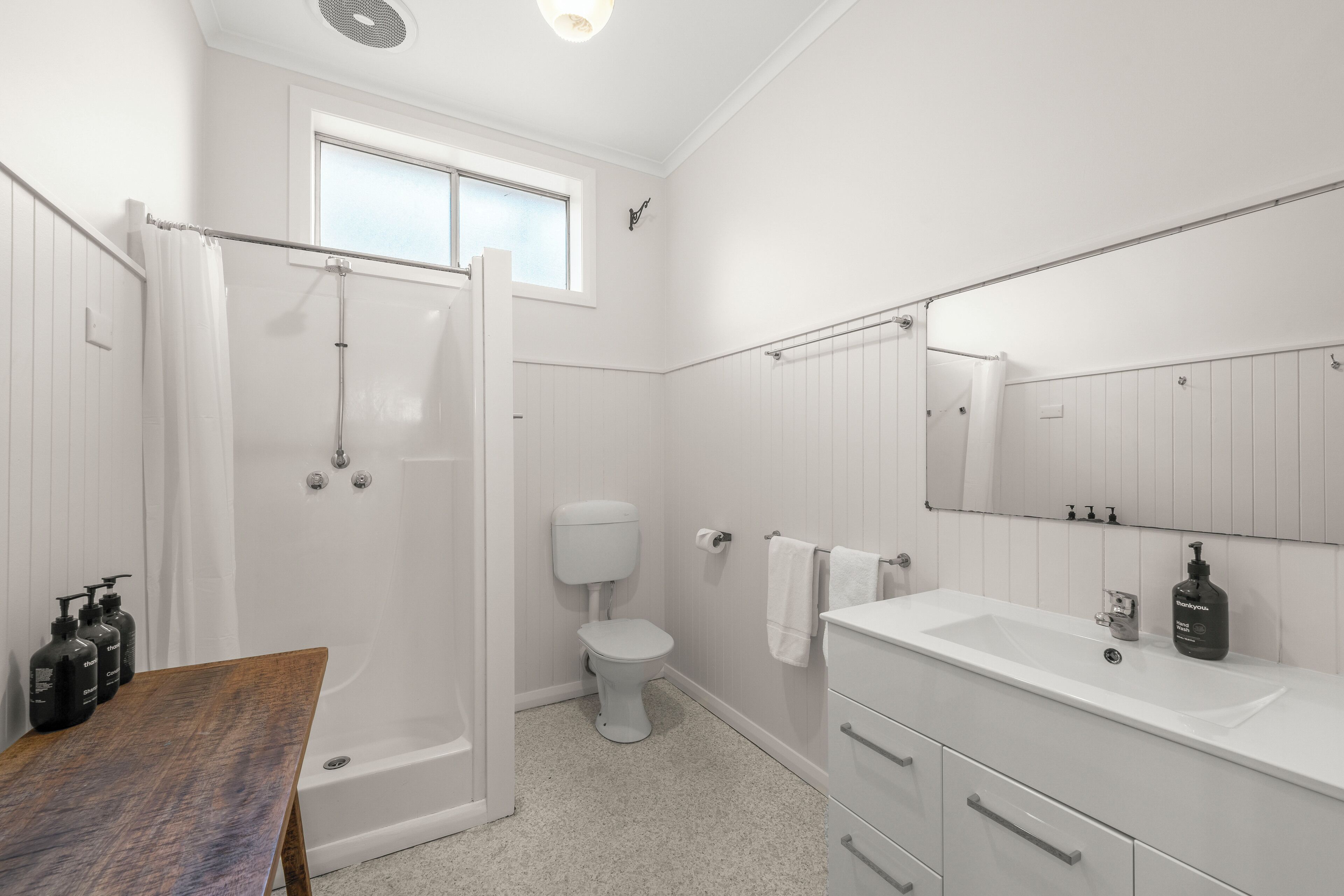 Une salle de bain moderne avec une baignoire, des toilettes et un lavabo.