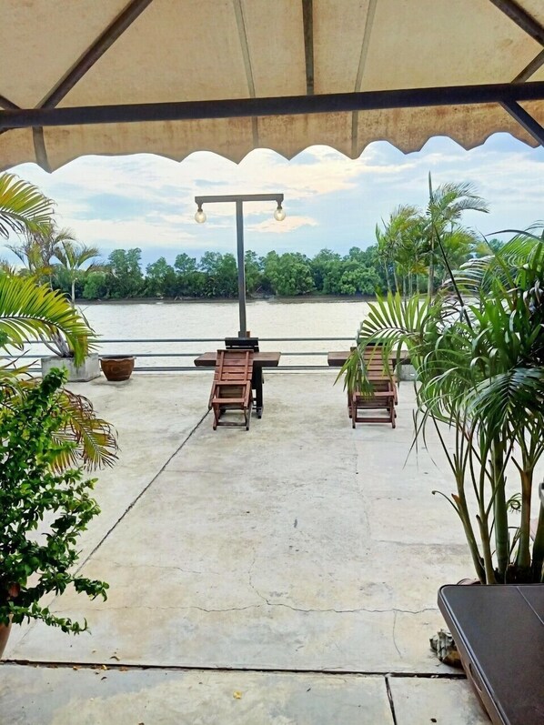 Traditional Mobile Home, River View | Terrace/patio