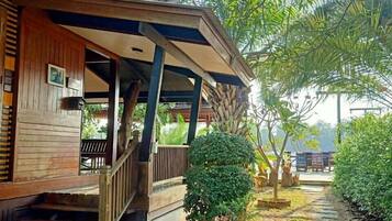 Standard House, 1 King Bed, Non Smoking, River View | Terrace/patio
