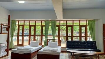 Camera familiare, letti multipli, non fumatori, vista fiume | 1 camera, Wi-Fi gratuito