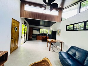 Smart-TV, DVD-Player, Tischfußball, Tischtennisplatte