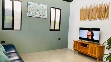 Smart-tv, een open haard, een dvd-speler en tafelvoetbal