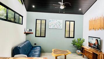 Smart-TV, DVD-Player, Tischfußball, Tischtennisplatte