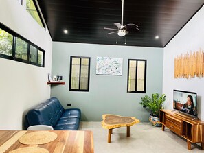 Smart-TV, DVD-Player, Tischfußball, Tischtennisplatte