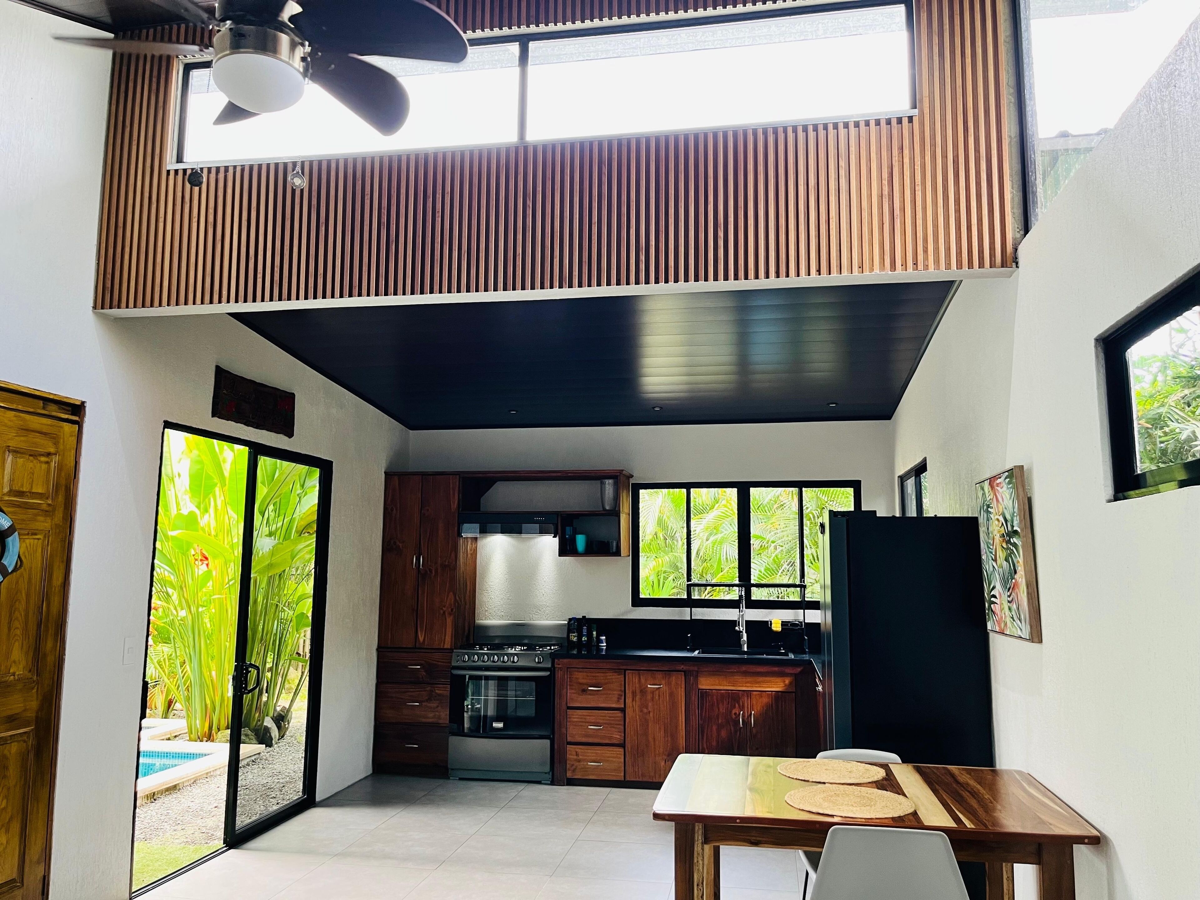 Refrigerador, microondas, horno y cafetera y tetera 