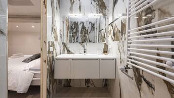 Dusche, Haartrockner, Bidet, HandtĂŒcher