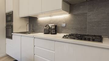 Frigorifero, microonde, forno, piano cottura