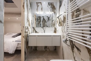 Shower, hair dryer, bidet, towels