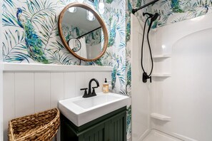 Dusche, Handtücher, Seife, Toilettenpapier