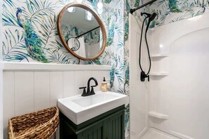 Shower, hair dryer, towels