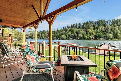 Charming & Rustic Lakeside Cabin: Mt. Rainier, Fall Hikes, Large Covered Deck