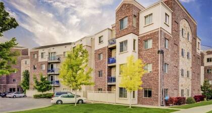 Deluxe Downtown Condo Close to Everything!
