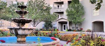 Deluxe Downtown Condo Close to Everything!