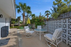 Outdoor dining - Modern Waterfront Studio - Minutes to the Beach and Downtown Naples (Naples)