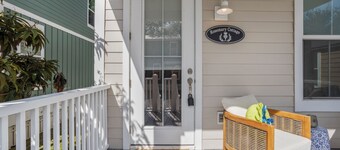 Charming Coastal Cottage in Downtown Ocean Springs – Golf Cart available!