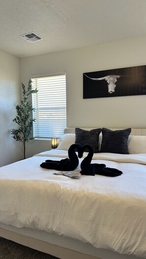 3 habitaciones, escritorio, tabla de planchar con plancha y wifi gratis