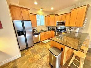 Een koelkast, een microgolfoven, een kookplaat, een vaatwasser