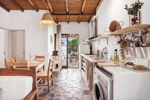 Kühlschrank, Mikrowelle, Herdplatte, Wasserkocher mit Kaffee-/Teezubehör