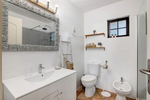 Regadera, secadora de cabello, toallas 