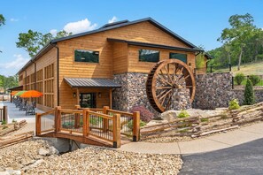 Exterior - Cozy New Cabin w Free Local Attraction Tickets-Private Hot Tub- Community In&Outdoor Pools (Hollister)