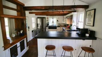 Kylskåp, mikrovågsugn, ugn och spishäll