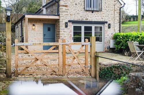 Charming Coach House Retreat Near Sherborne Abbey