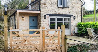 Charming Coach House Retreat Near Sherborne Abbey
