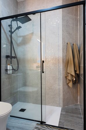Shower, hair dryer, towels, soap - Charming 2-bedroom apartment in Sanlúcar de Barrameda with Ocean Access (Sanlúcar de Barrameda)