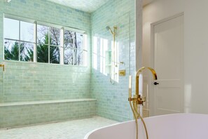 Hair dryer, bidet, towels, soap - Gated Buckhead estate with guesthouse, theater, gym - Simply the Best (Atlanta)