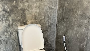 Habitación básica, vista al jardín | Baño