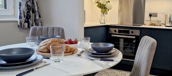 Modern Retreat in the Heart of Lancaster with Free Parking