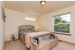 3 bedrooms, iron/ironing board, WiFi, bed sheets - Beach Park: Cozy, modern house with ocean views (Lincoln City)