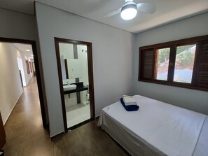 6 bedrooms, iron/ironing board, WiFi, bed sheets