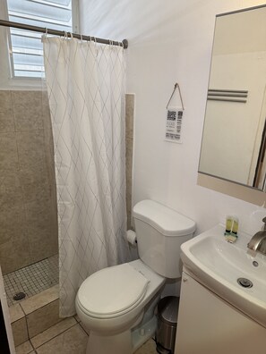 Regadera, toallas, papel de baño